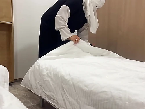 Arab maid tempts hotel customer in apartment with her tight cooch