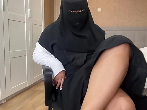 Arab doll in hijab drains wet poon